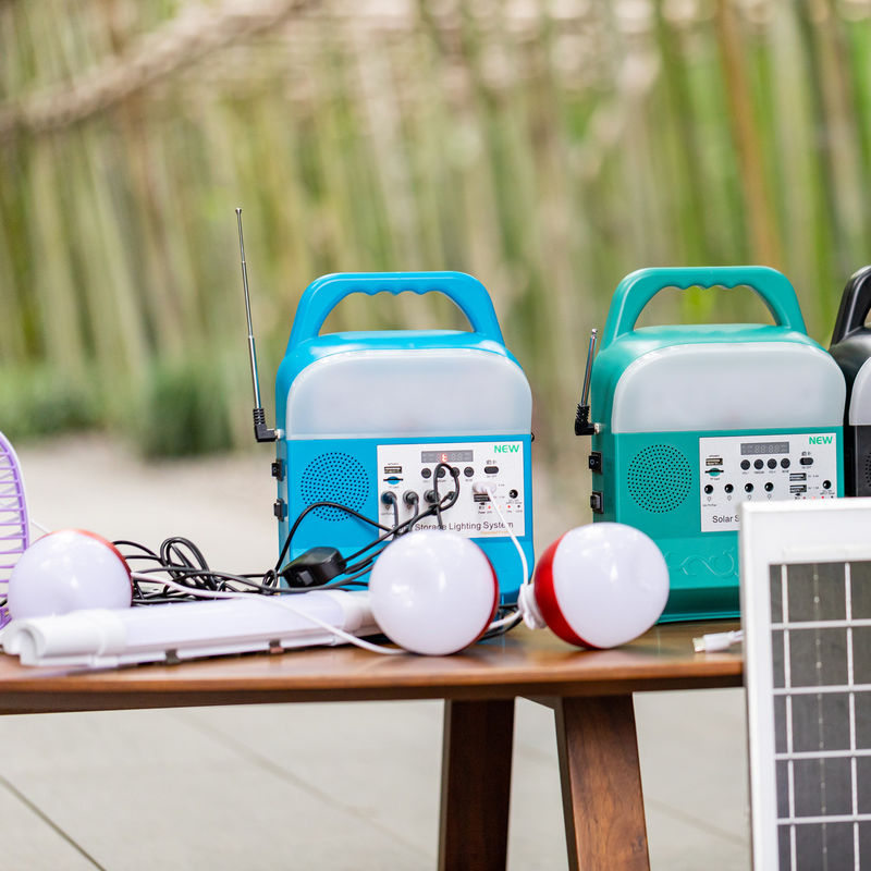 SRE-818 Luz solar LED duradera para el hogar con sistema de batería de 12.8V 10000mah Televisión y ventilador
