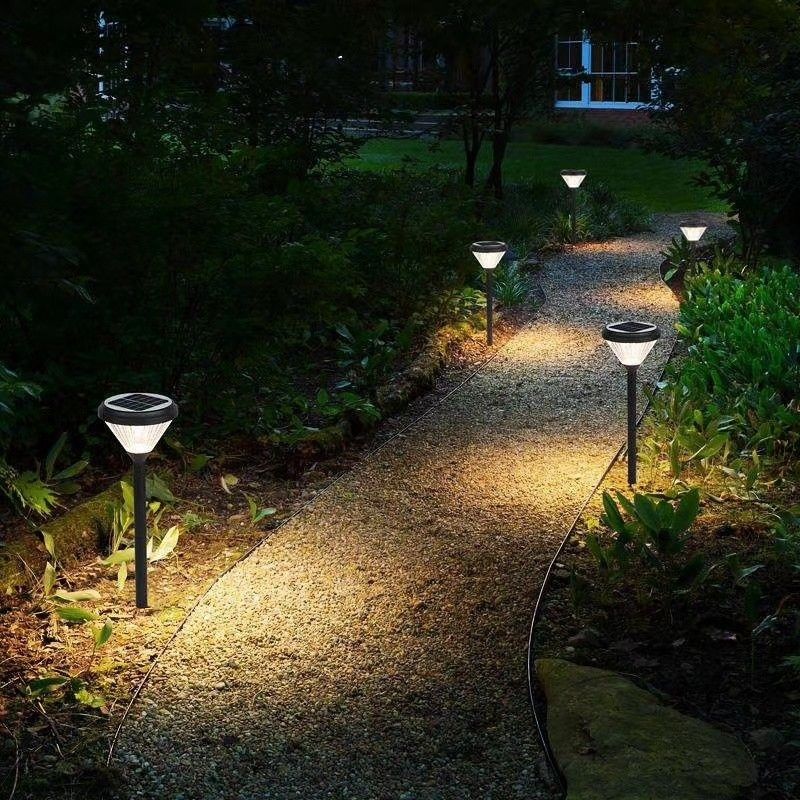 Las luces solares de la cubierta cercan a Post Lights Outdoor que enciende el jardín decorativo