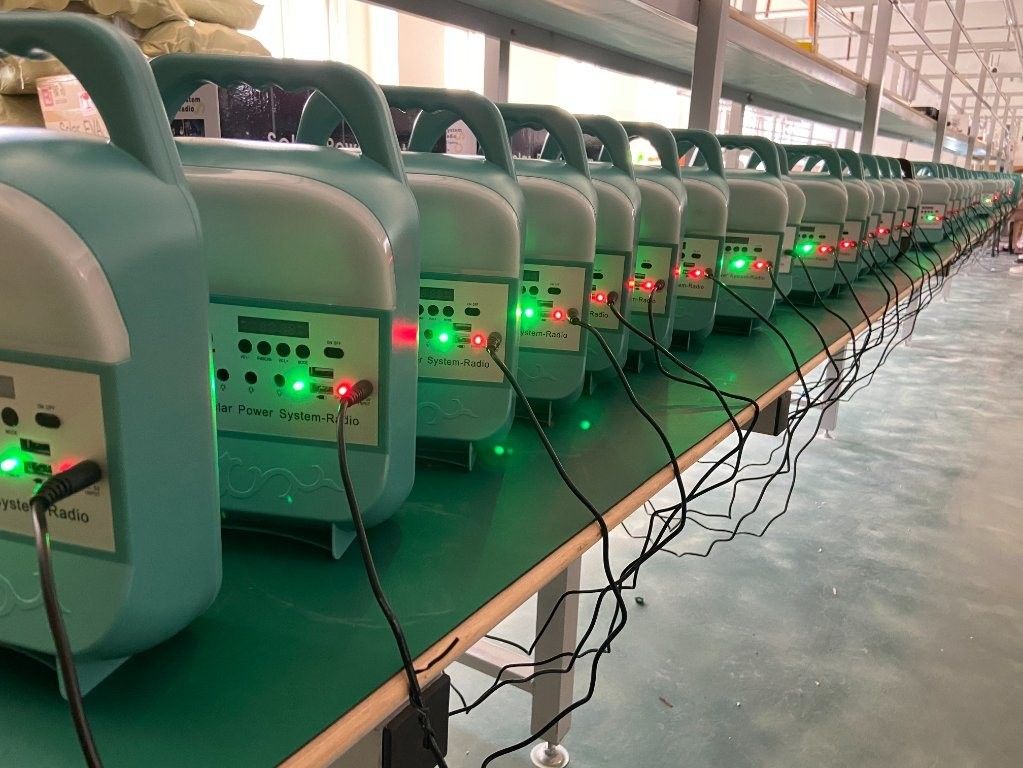 equipos portátiles del sistema de iluminación de la energía solar de los bulbos del sistema 4 LED del panel solar 12W