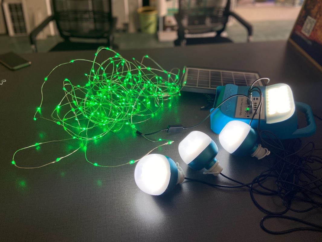 equipos portátiles del sistema de iluminación de la energía solar de los bulbos del sistema 4 LED del panel solar 12W