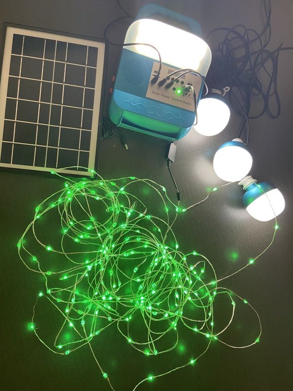equipos portátiles del sistema de iluminación de la energía solar de los bulbos del sistema 4 LED del panel solar 12W
