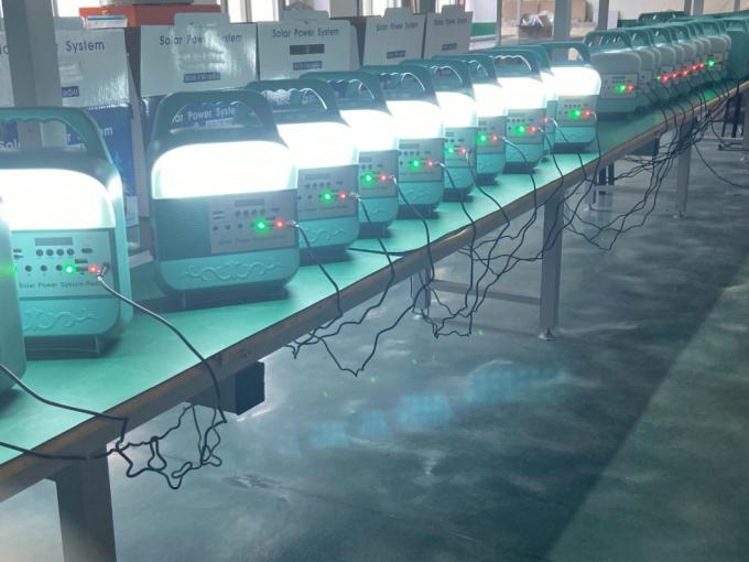 12W equipo portátil del sistema de iluminación de la energía solar de los bulbos del panel solar 4 LED para el hogar con el teléfono móvil que encarga del soporte